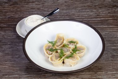 Ekşi kremalı lezzetli ev yapımı hamur tatlısı.