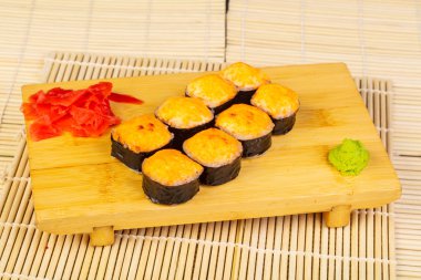 Karides ve levrek ile pişmiş Delicious rulo