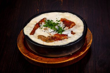 Krema soslu otlar ile kavrulmuş tavuk