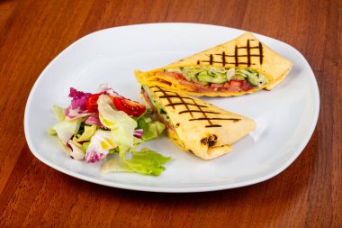 Lezzetli somon sandviç-sebze ile rulo