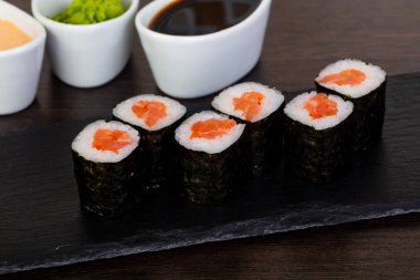 İştah açıcı suşi roll kırmızı çiğ balık ve wasabi ile
