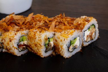 Salatalık ve somon ile lezzetli suşi rulo