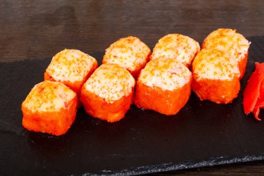 Kızarmış peynir ile lezzetli suşi roll