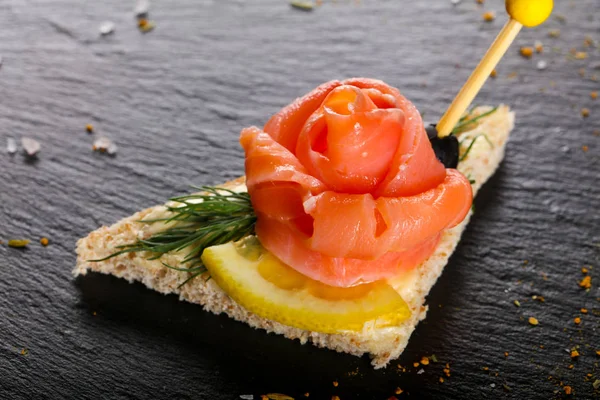 Sandwich Saumon Sur Fond Noir — Photo