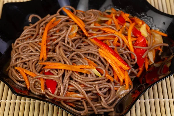 Macarrão Trigo Mourisco Apetitoso Com Cenoura Tomate — Fotografia de Stock