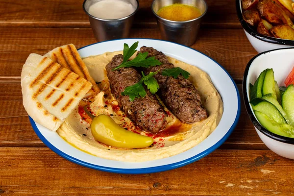 Delicioso Hummus Con Kebab Con Pimienta Pan —  Fotos de Stock