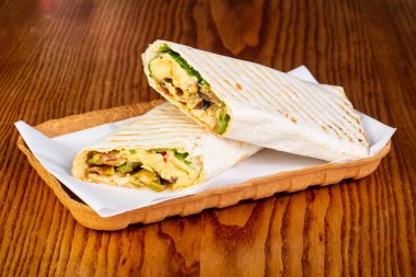 Shawarma humus ve sebze ile