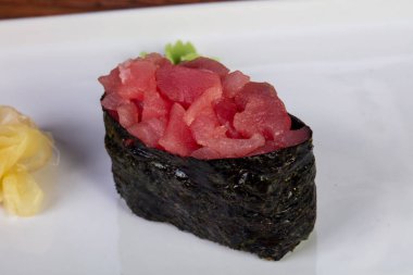Suşi gunkan ham Tuna ile