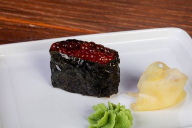 Japon soğuk suşi gunkan kırmızı havyar
