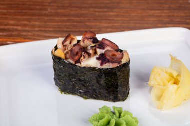 Japon Suşi gunkan ahtapot ile