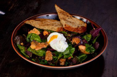 Somon ve yumurta salatası