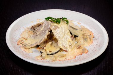 Sos ve baharat ile lezzetli Rimini madalyon