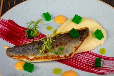 Soslu kızarmış levrek fileto