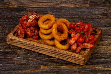 Balık ve cips plaka - karides, cod, soğan