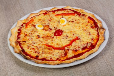 Çocuklar pizza peyniri ve domates ile