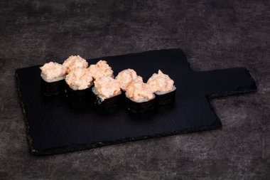 Japon baharatlı suşi ve rulolar