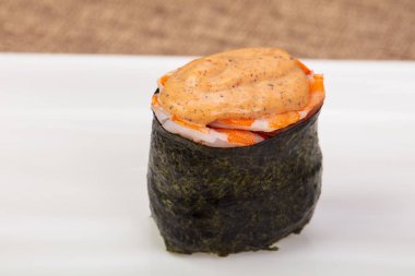 Soslu baharatlı gunkan suşisi.