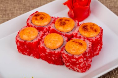 Pişmiş Japon baharatlı sos ile rulo