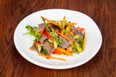 Sığır eti ve fındık ile Vietnam salata