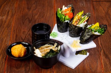 Miso çorbası ve deniz ürünleri ile Japon Temaki ayarla