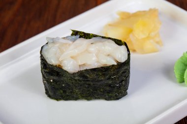 Japon geleneksel gunkan kalamar ile