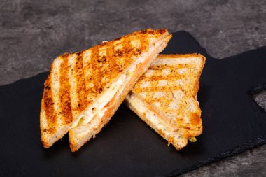 Somon ve peynirli sandviç.