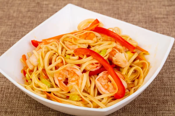 野菜とスパイスの中華鍋麺 — ストック写真