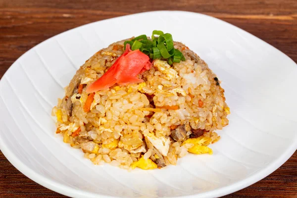 Aduk Nasi Goreng Dengan Ayam Dan Sayuran — Stok Foto