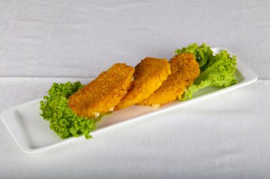 Kızarmış peynir salata yaprakları ile