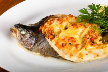 Peynir ile doldurulmuş alabalık