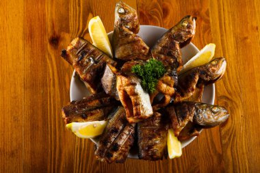 Maydanoz ve limon ile Izgara Alabalık