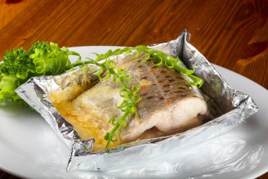 Otlar ile haşlanmış somon