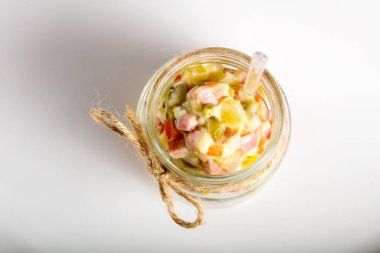 Rus salatası bardakta servis edebilirsiniz