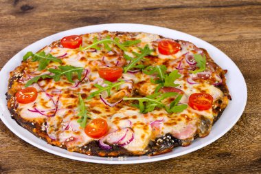 Jambonlu, peynirli ve domatesli pizza.