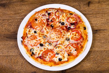 pastırma ve domates pizza