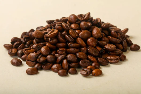 Välsmakande Kaffe Bönor Över Vit Bakgrund — Stockfoto