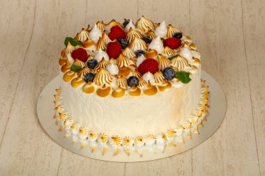 Düğün pastası çilek ve krema ile