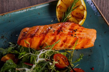 Limon ve salata ızgara somon bırakır