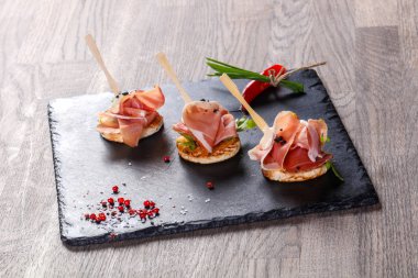 Bruschetta hamon ve sos ile