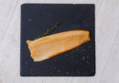 Baharat ile tuzlu beyaz balık füme