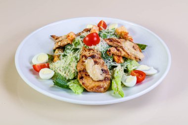 Kızarmış tavuklu Sezar salatası.