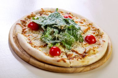 Sezar pizza ile parmesan peynir