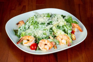 Sezar salata karides ve parmesan ile