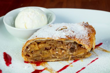 Apple strudel dondurma ve syrope ile