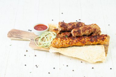 Şiş kebeb mix tabak sos ve soğan ile