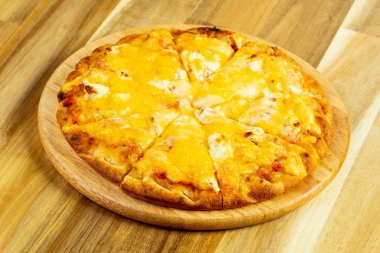 Dört peynir pizza ahşap arka plan üzerinde