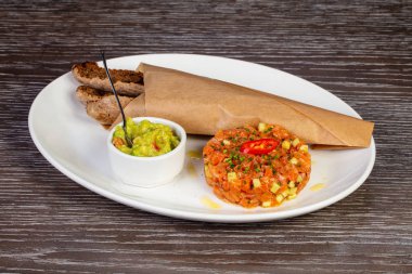 Ekmek ile lezzetli Somon tartar