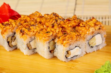 Lezzetli baharatlı yılan balığı suşi roll