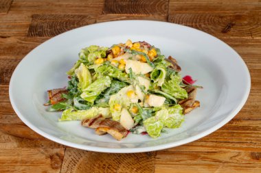 Kızarmış ördek lezzetli sebze salatası