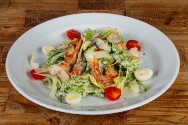 Karides lezzetli Sezar salatası